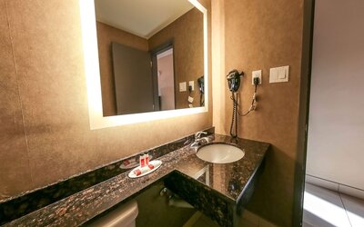 Howard Johnson by Wyndham Winnipeg West