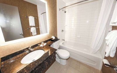 Howard Johnson by Wyndham Winnipeg West