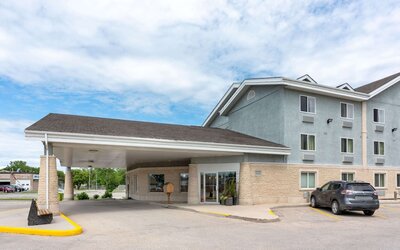 Super 8 by Wyndham Winnipeg West