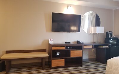 Super 8 by Wyndham Winnipeg West