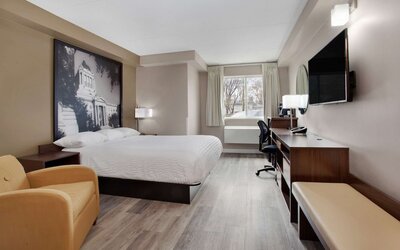 Super 8 by Wyndham Winnipeg West
