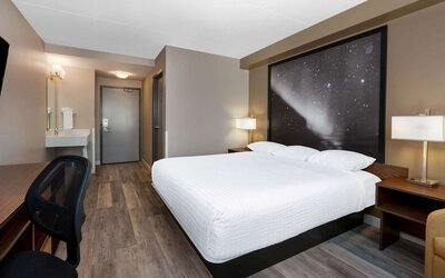 Super 8 by Wyndham Winnipeg West