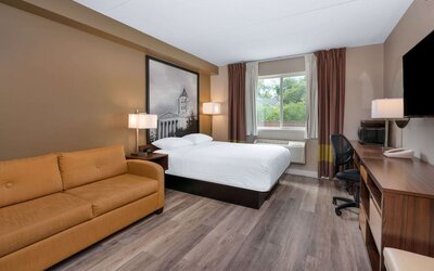 Super 8 by Wyndham Winnipeg West