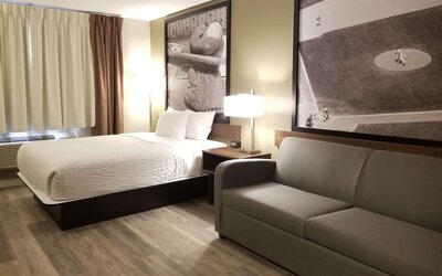 Super 8 by Wyndham Winnipeg West