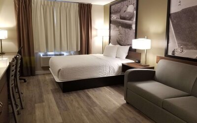 Super 8 by Wyndham Winnipeg West