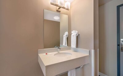 Super 8 by Wyndham Winnipeg West