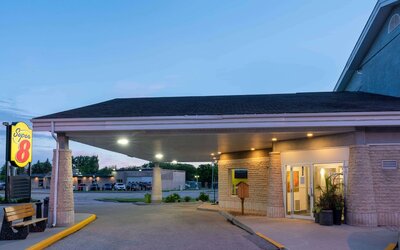 Super 8 by Wyndham Winnipeg West