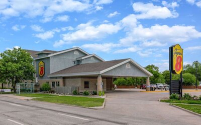 Super 8 by Wyndham Winnipeg West
