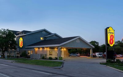 Super 8 by Wyndham Winnipeg West