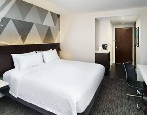 Day use room with work desk at Courtyard By Marriott Long Island City/New York Manhattan View.