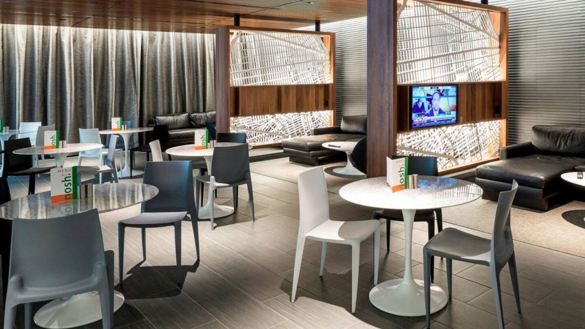 Dining area perfect for coworking at Courtyard By Marriott Long Island City/New York Manhattan View.