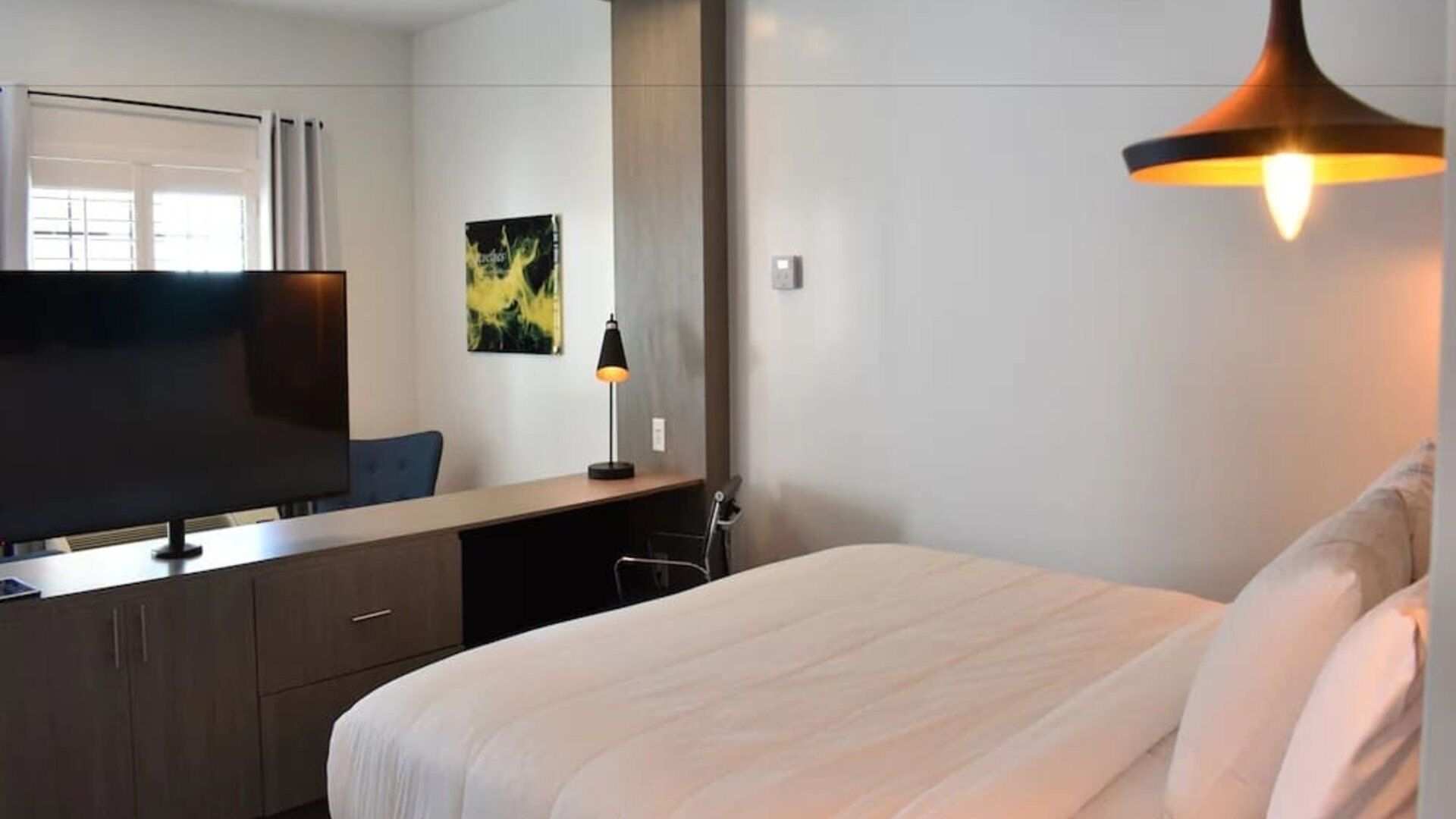 Delux king room with TV at Hotel Bella.