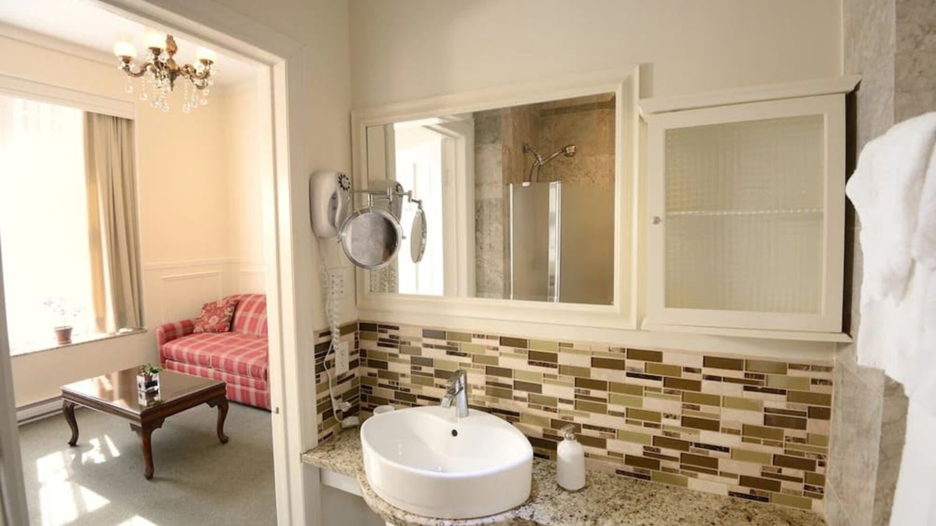 Private guest bathroom with shower at Parc Suites Hotel.