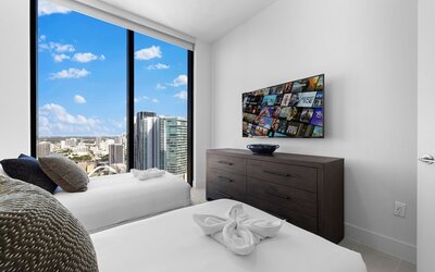 Lux Studio W City Views and Pool