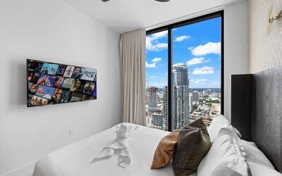 Lux Studio W City Views and Pool