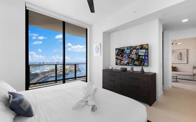 Lux Studio W City Views and Pool