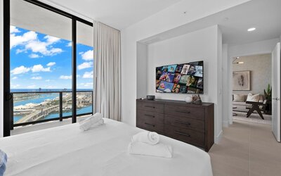 Lux Studio W City Views and Pool