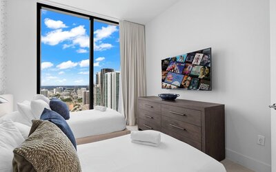 Lux Studio W City Views and Pool