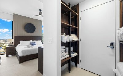 Lux Studio W City Views and Pool