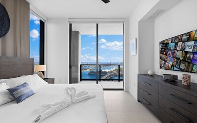 Lux Studio W City Views and Pool