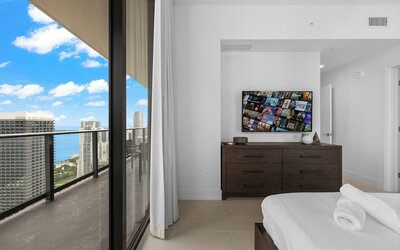 Lux Studio W City Views and Pool