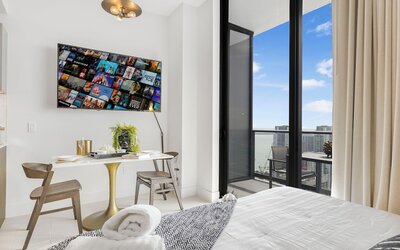 Lux Studio W City Views and Pool
