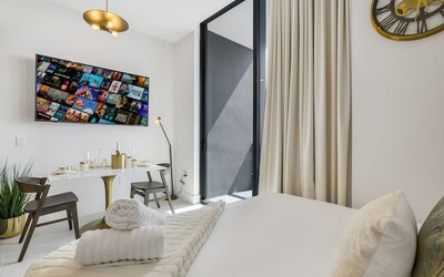 Lux Studio W City Views and Pool