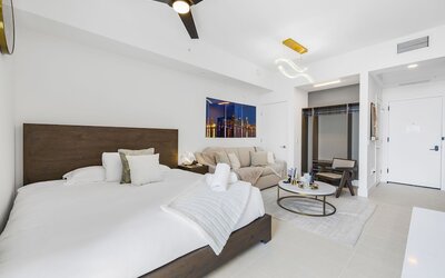 Lux Studio W City Views and Pool