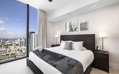 Lux Studio W City Views and Pool