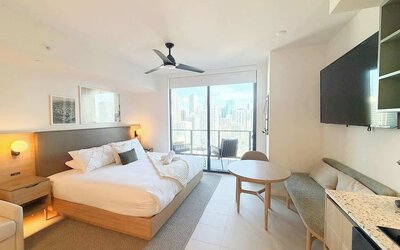 Lux Studio W City Views and Pool