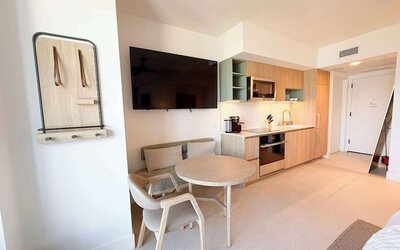 Lux Studio W City Views and Pool