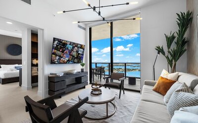 Lux Studio W City Views and Pool
