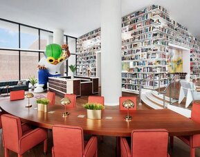 Casual meeting room ideal for coworking and business meetings at Graduate New York.