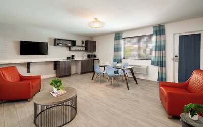 Waterside Hotel and Suites