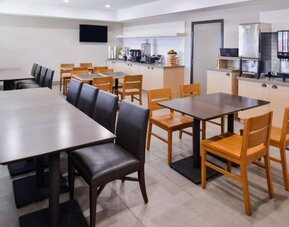 Dining area perfect for coworking at Country Inn & Suites Chicago/Tinley Park.