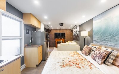 Spacious delux king room with natural light at Chez Joe.