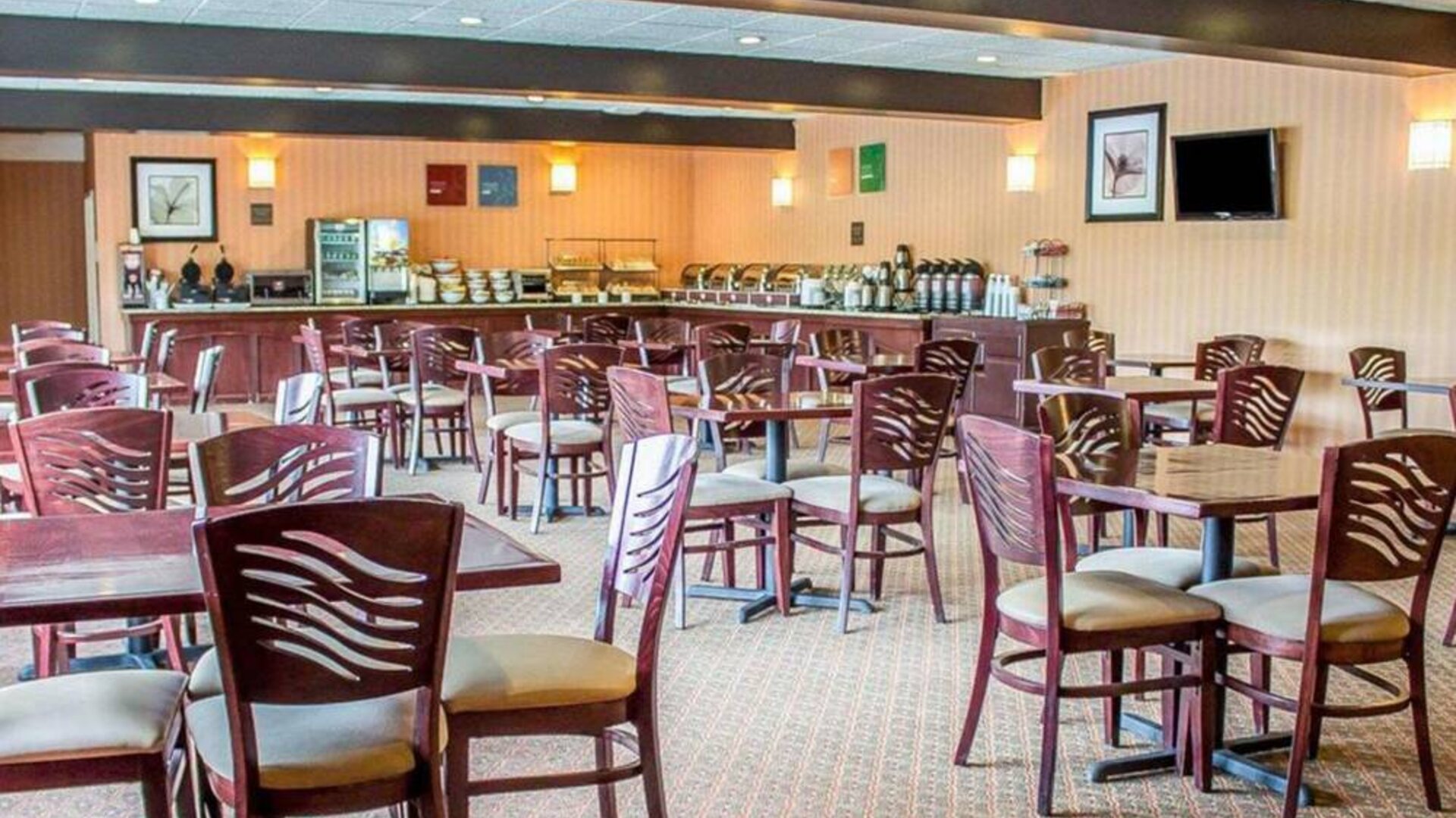 Dining area perfect for coworking at Norwood Inn Statefare Grounds.