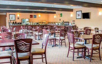 Dining area perfect for coworking at Norwood Inn Statefare Grounds.