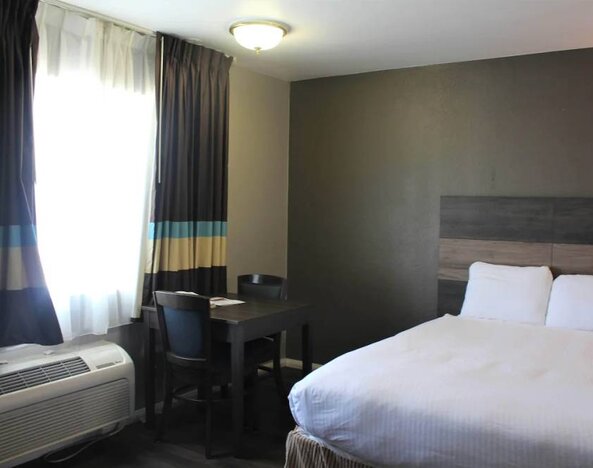 Day use room with dining table at Cozy Inn.
