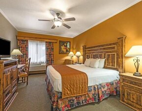 Day use room with work desk at La Hacienda Inn Alamodome/Riverwalk.