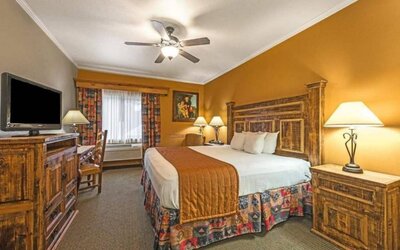 Day use room with work desk at La Hacienda Inn Alamodome/Riverwalk.