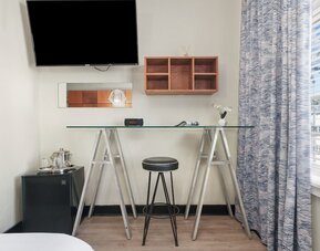 Chesterfield Hotel & Suites