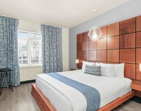 Chesterfield Hotel & Suites