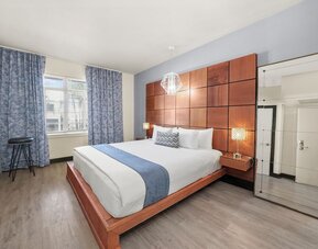 Chesterfield Hotel & Suites