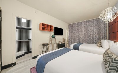 Chesterfield Hotel & Suites
