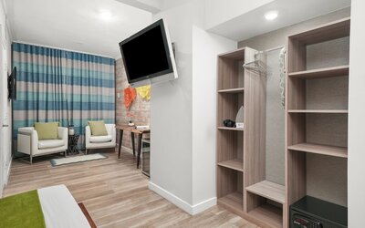 Chesterfield Hotel & Suites