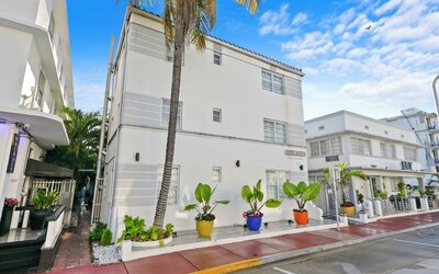 Chesterfield Hotel & Suites
