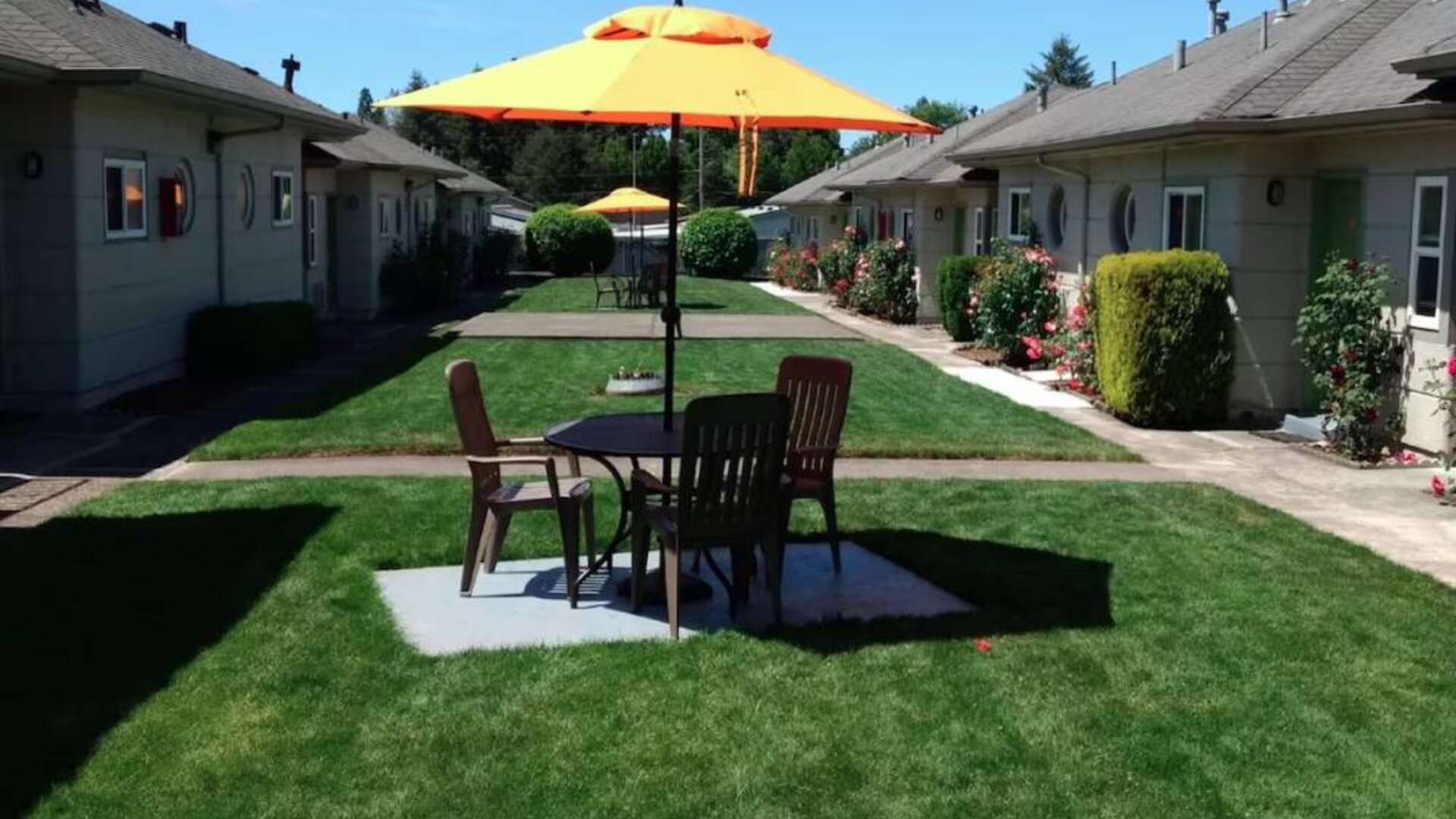 Lawn seating available at Milwaukie Inn Portland South.