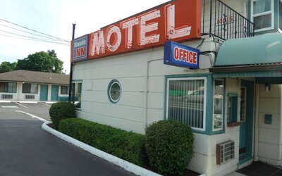 Hotel exterior at Milwaukie Inn Portland South.