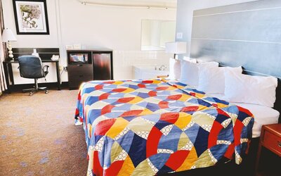 Day use room with bathtub at Coratel Inn & Suites By Jasper Northfield.